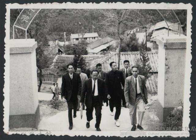 彭縣長出巡各市鎮：五峰鄉(一)中學校門藏品圖，第1張