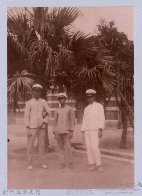 龍瑛宗翻拍照180：龍瑛宗與友人合影39藏品圖，第1張