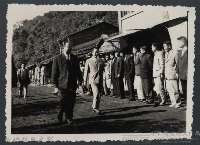 彭縣長出巡各市鎮：尖石鄉 民眾迎接藏品圖，第1張