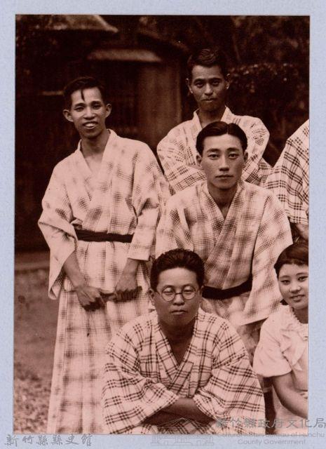 龍瑛宗翻拍照290：龍瑛宗與友人合影62藏品圖，第1張