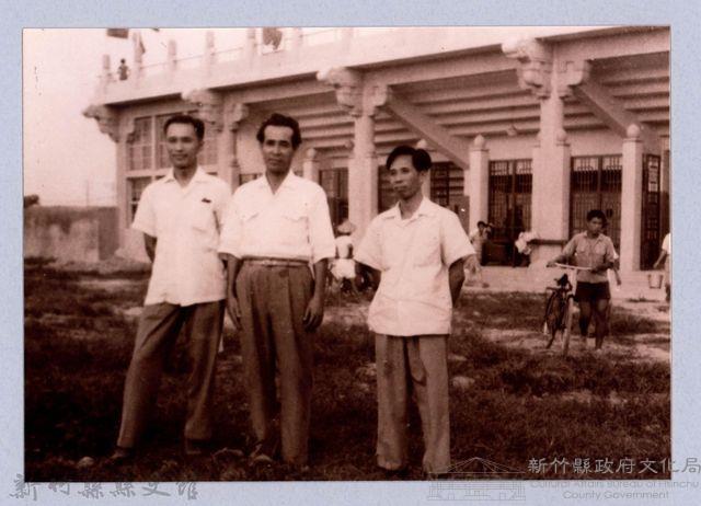 龍瑛宗翻拍照94：龍瑛宗與友人合影4藏品圖，第1張