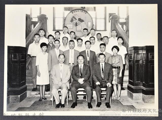 彭公瑞鷺縣長主持新竹縣政八年誌念：彭縣長與兵役科職員合影藏品圖，第1張