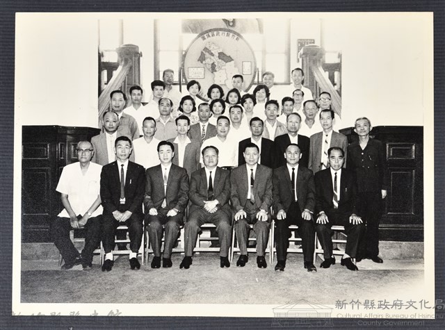 彭公瑞鷺縣長主持新竹縣政八年誌念：彭縣長與眾人合影-2藏品圖，第1張