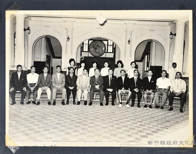 彭公瑞鷺縣長主持新竹縣政八年誌念：彭縣長與人事室職員合影藏品圖，第1張