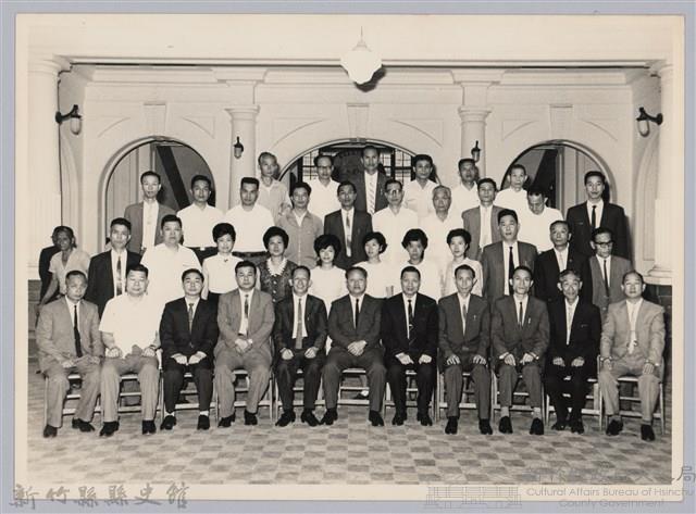 彭公瑞鷺縣長主持新竹縣政八年誌念：彭縣長與眾人在市政大廳合影-3藏品圖，第1張