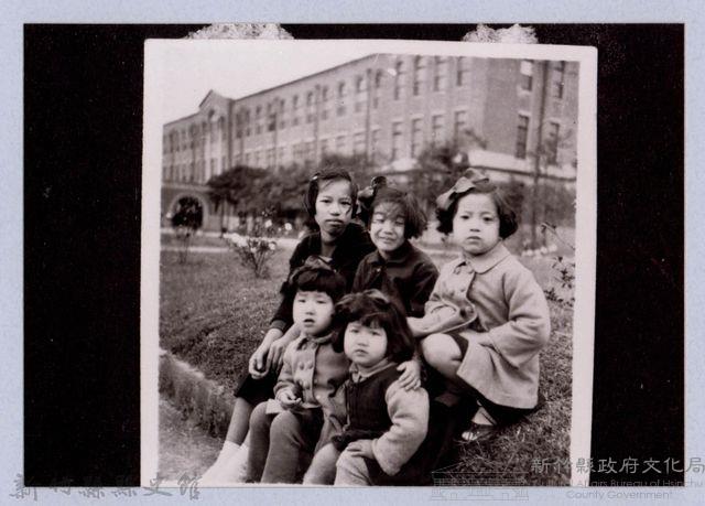 龍瑛宗翻拍照83：劉淑惠與四名女童合影藏品圖，第1張
