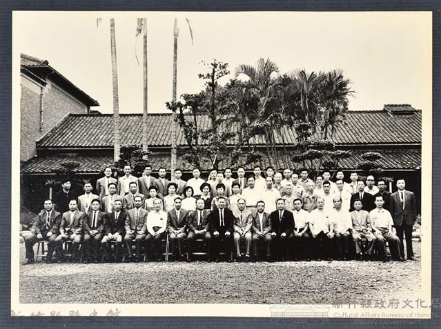 彭公瑞鷺縣長主持新竹縣政八年誌念：彭縣長與眾人合影-1藏品圖，第1張