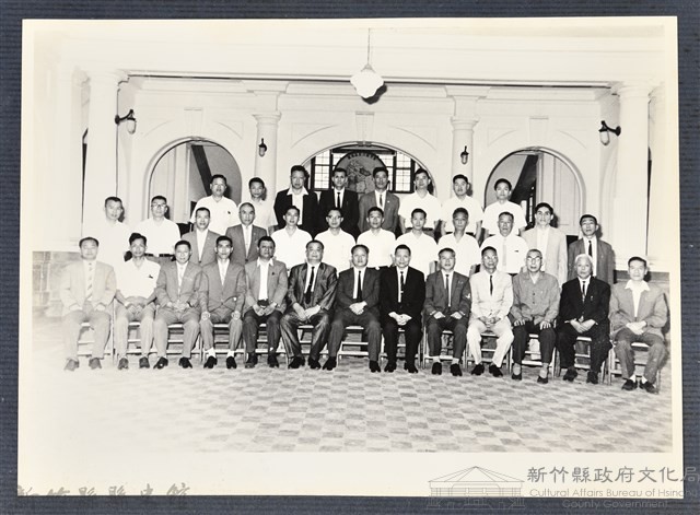 彭公瑞鷺縣長主持新竹縣政八年誌念：彭縣長與眾人在市政大廳合影-4藏品圖，第1張