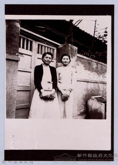 龍瑛宗翻拍照45：兩名女子合影2藏品圖，第1張