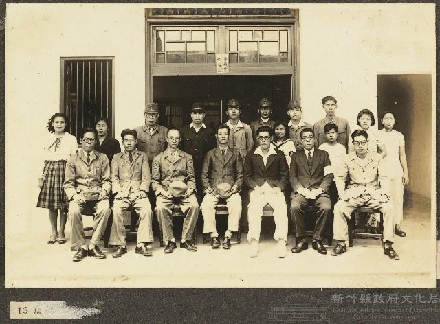 海南島地政所養成大樓教官室與事務室人員合照藏品圖，第1張
