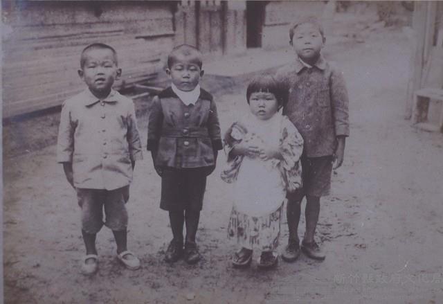 南條之子最右於宿舍前合影藏品圖，第1張