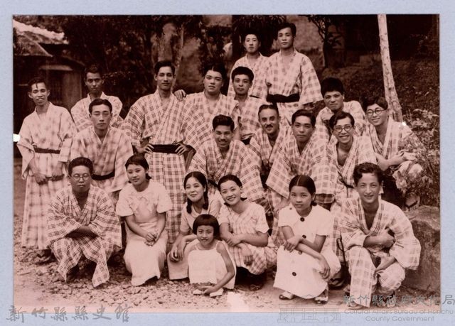 龍瑛宗翻拍照245：龍瑛宗與友人合影44藏品圖，第1張