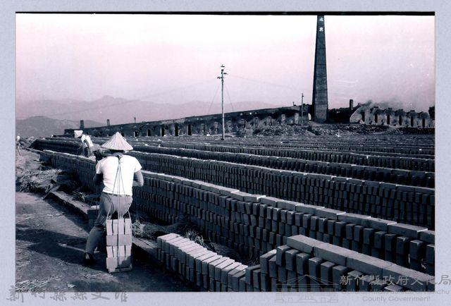 鄧雨賢相關照片16：挑磚藏品圖，第1張