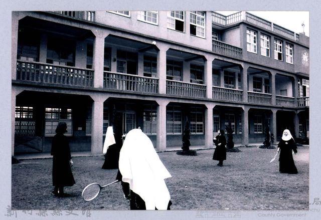 鄧雨賢相關照片116：打羽球的修女2藏品圖，第1張