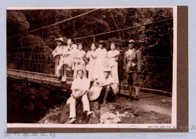 龍瑛宗翻拍照265：龍瑛宗與友人合影53藏品圖，第1張