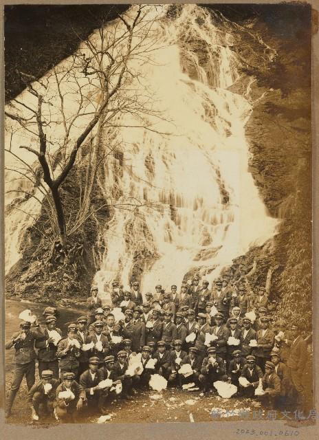 劉興熙日本遊學南間飯店戶外團體照藏品圖，第1張