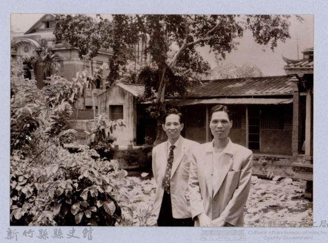 龍瑛宗翻拍照110：龍瑛宗與友人合影13藏品圖，第1張