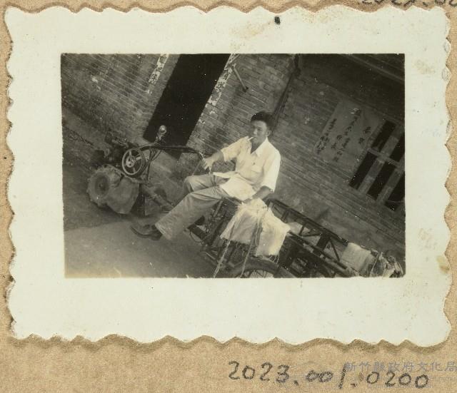 劉興熙坐三輪車照片藏品圖，第1張