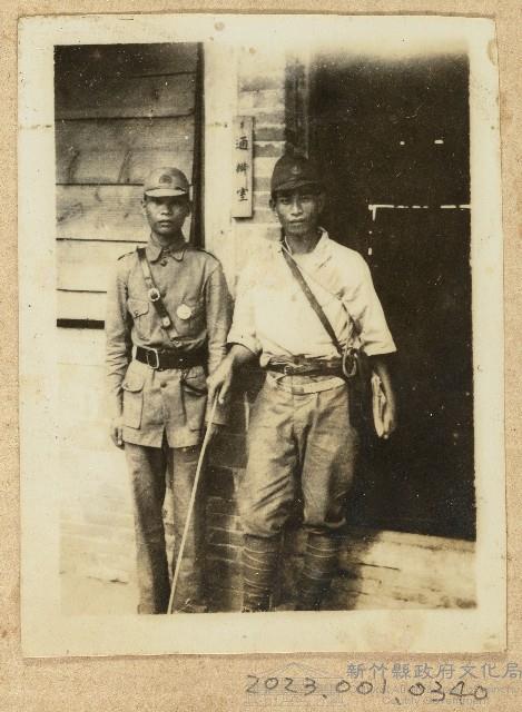 劉興熙兩戰友通譯室前合照藏品圖，第1張