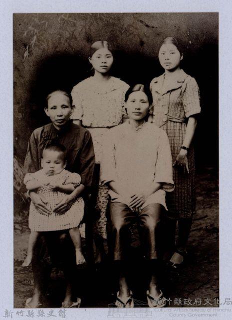 龍瑛宗翻拍照50：全家福1藏品圖，第1張