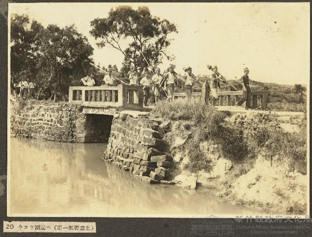 海南島養成所第一班測量學課程戶外操作照片藏品圖，第1張