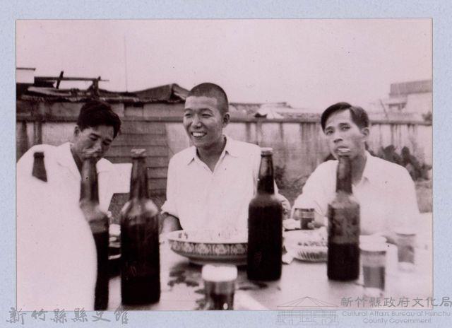 龍瑛宗翻拍照160：龍瑛宗與友人合影36藏品圖，第1張