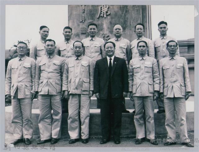 彭縣長與眾人合影藏品圖，第1張