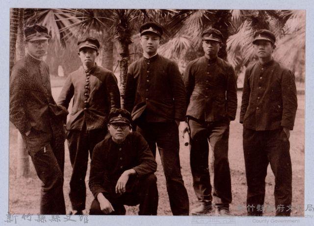 龍瑛宗翻拍照274：龍瑛宗與同學合影2藏品圖，第1張