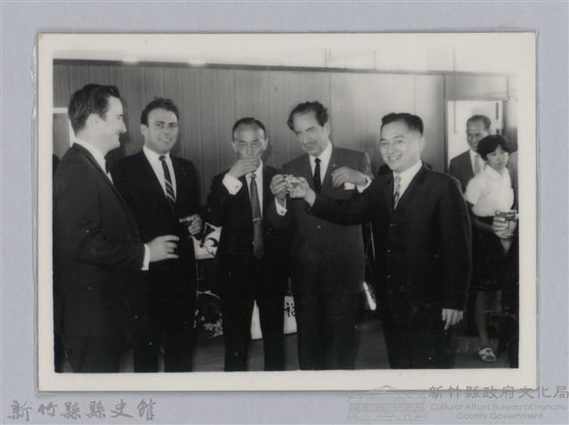 劉榭燻縣長主政時期：劉縣長接待外賓藏品圖，第1張