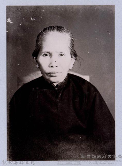 龍瑛宗翻拍照34：老婦人藏品圖，第1張