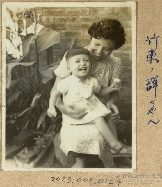 范姜廷運夫人與長子自宅留影藏品圖，第1張