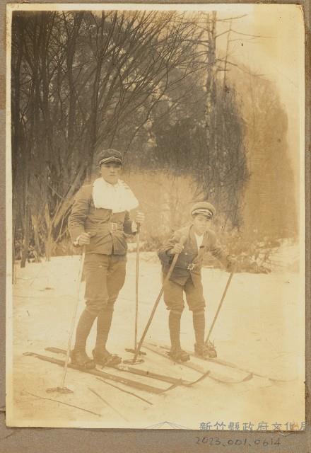 劉興熙與羅慶堃日光滑雪場合照藏品圖，第1張