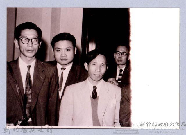 龍瑛宗翻拍照114：龍瑛宗與友人合影16藏品圖，第1張