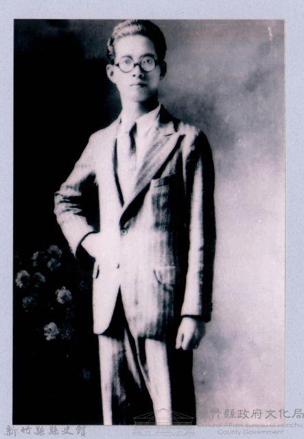 鄧雨賢個人照4：鄧雨賢於古倫美亞唱片公司時期站姿獨照藏品圖，第1張