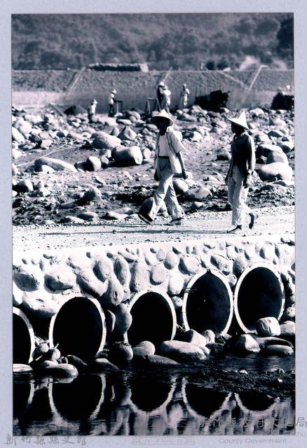 鄧雨賢相關照片145：行走於橋上的二人藏品圖，第1張