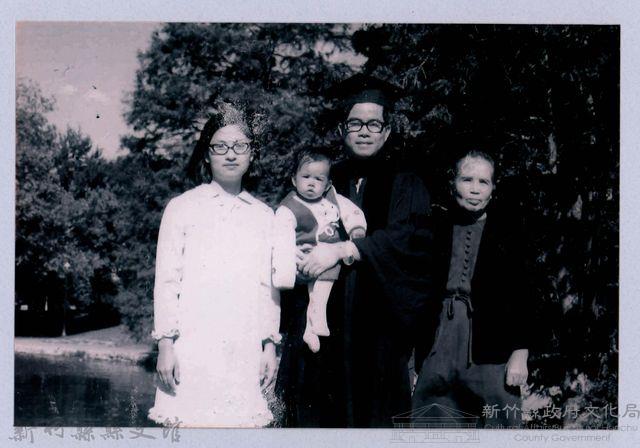 鄧雨賢相關照片15：鄧雨賢之妻鍾有妹與親屬合影藏品圖，第1張