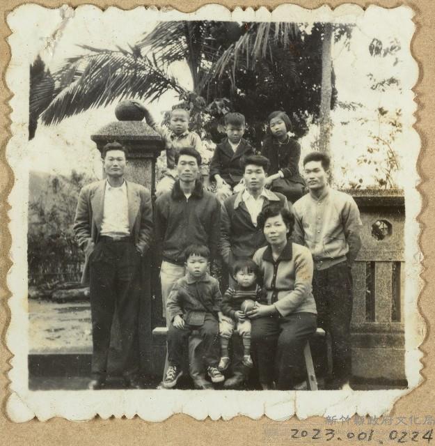 劉興熙妻兒和四兄弟關西老宅合影藏品圖，第1張