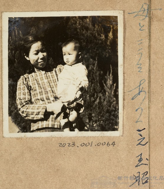 范姜碧珠手抱長女留影藏品圖，第1張