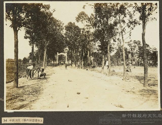 海南島養成所第六班講習生戶外平板作業照片藏品圖，第1張