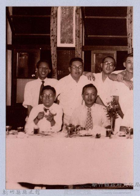 龍瑛宗翻拍照276：龍瑛宗與臺灣銀行同事合影2藏品圖，第1張