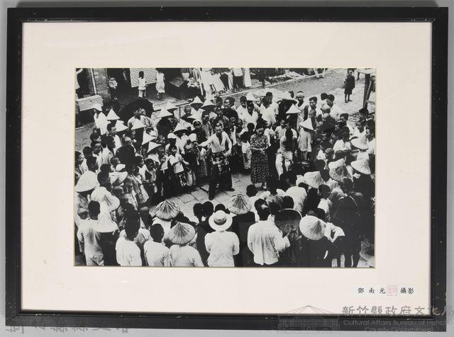 鄧南光攝影：戲棚下打拳頭賣藥藏品圖，第1張