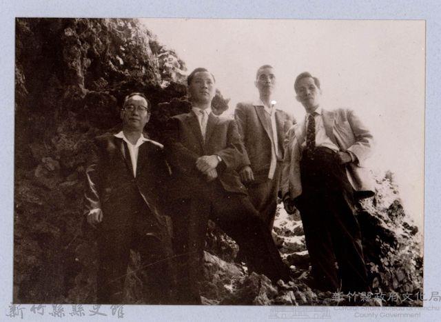 龍瑛宗翻拍照106：龍瑛宗與友人合影9藏品圖，第1張