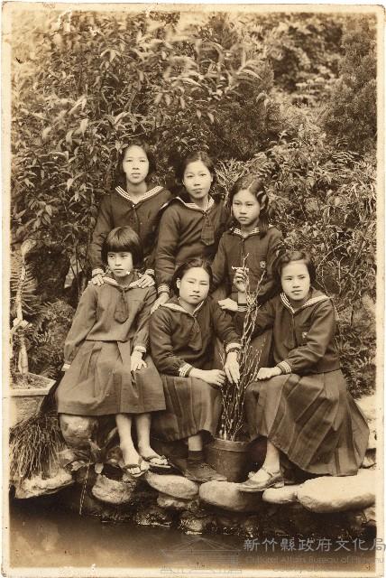 范姜雪子和中壢家政女子學校同學合影（昭和17年3月30日）藏品圖，第1張