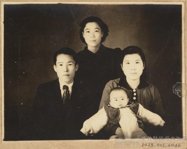 范姜雪子與范姜廷運家人合照藏品圖，第1張