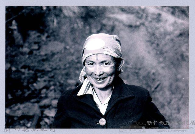 鄧雨賢相關照片137：泰雅族婦女藏品圖，第1張