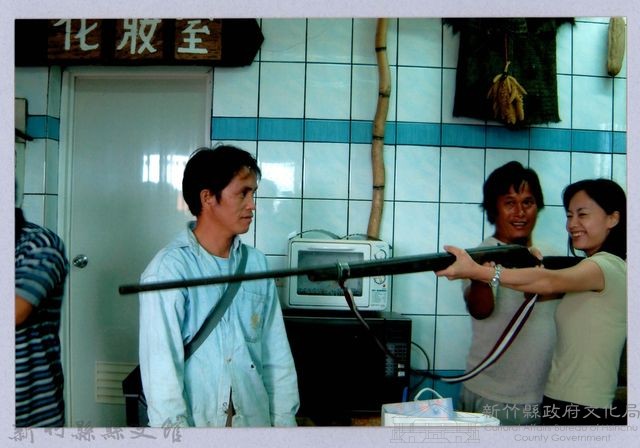 謝一如在以凡的文物館試用獵槍藏品圖，第1張
