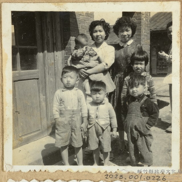 劉興熙兒女與親友合照藏品圖，第1張