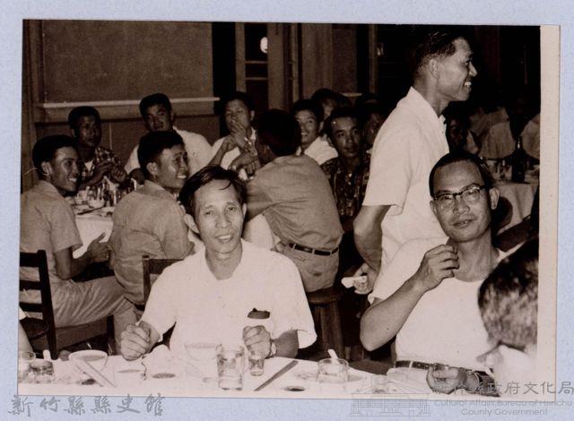 龍瑛宗翻拍照139：龍瑛宗與友人合影28藏品圖，第1張