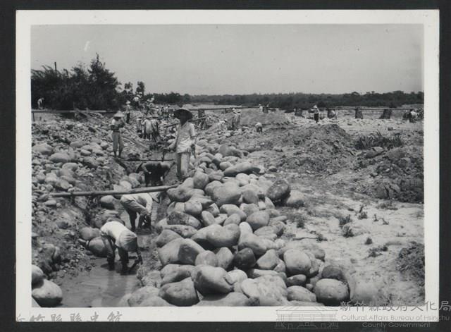新庒子溪崁頭堤防復原工程(堤防復原301M)-施工中藏品圖，第1張