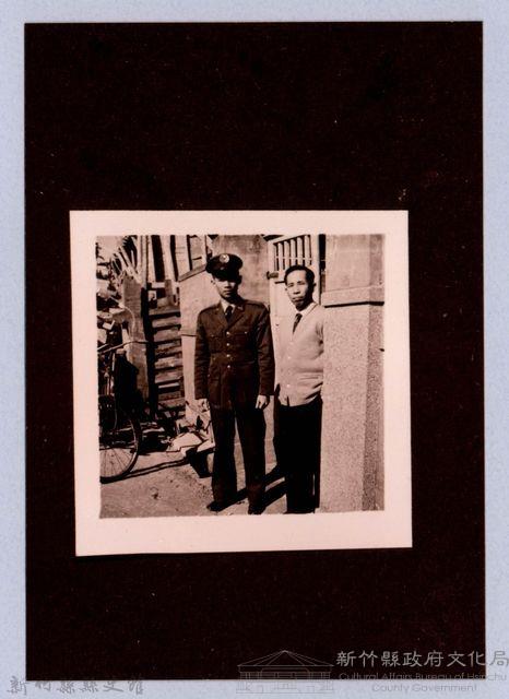 龍瑛宗翻拍照9：龍瑛宗與晚輩合影藏品圖，第1張